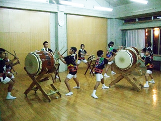 北大東の子供たちによる大東太鼓