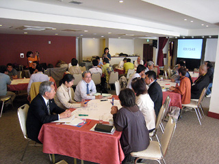ワールドカフェは一度にたくさんの多様な参加者のコミュニケーションを促進する会議手法です。