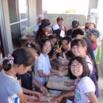 夕食の下ごしらえした後は、地元小学校と交流です